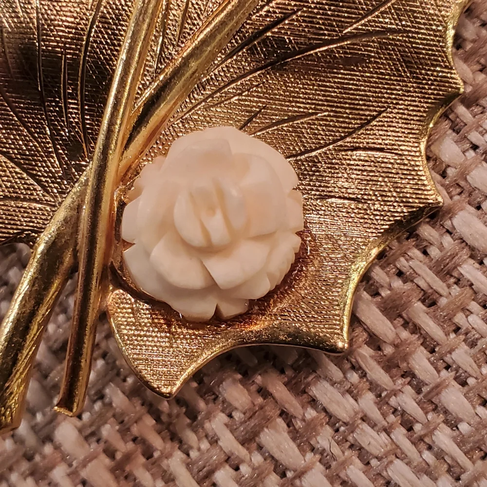 Vintage goldtone leaf brooch w/ carved rose